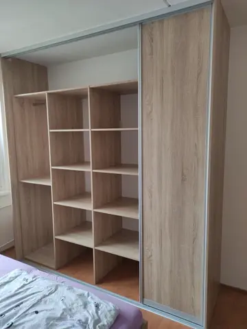 Šatní skříň na míru do ložnice, dvoudveřová s dveřmi v dekoru dub