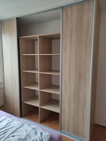 Šatní skříň na míru do ložnice, dvoudveřová s dveřmi v dekoru dub