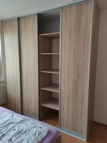 Šatní skříň na míru do ložnice, čtyřdveřová s dveřmi v dekoru dub