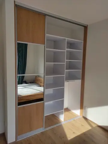 Šatní skříň na míru do ložnice s kombinovanou výplní dveří, kombinace dekorů