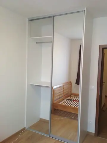 Šatní skříň na míru do ložnice, dvoudveřová s kombinovanou výplní dveří, bílá