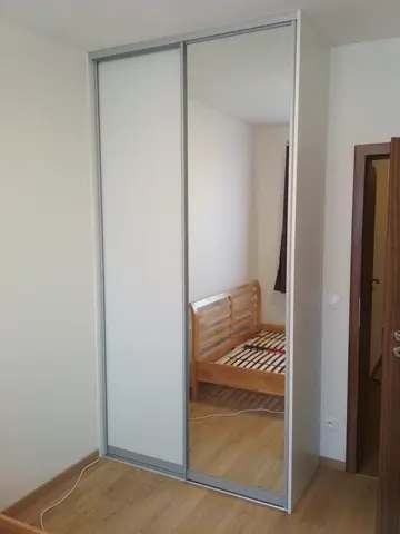 Šatní skříň na míru do ložnice, dvoudveřová s kombinovanou výplní dveří, bílá