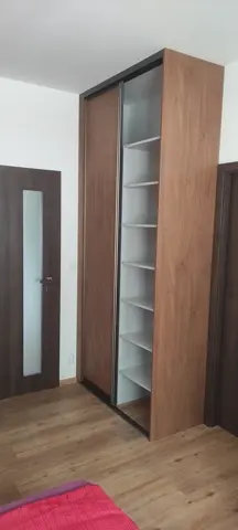 Šatní skříň na míru do ložnice, dvoudveřová s dveřmi v dekoru dub