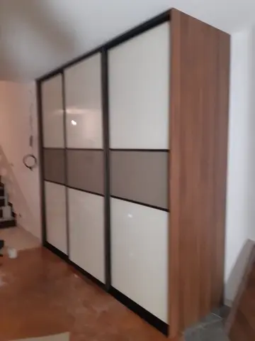 Šatní skříň na míru do obývacího pokoje se skleněnou výplní, kombinace dekorů