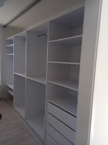 Vestavěná skříň na míru s kombinovanou výplní dveří, bílá