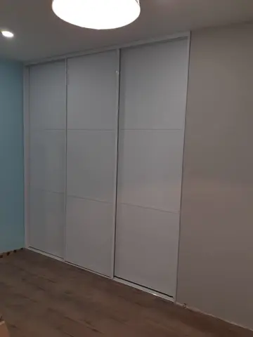 Vestavěná skříň na míru, třídveřová se skleněnou výplní, bílá