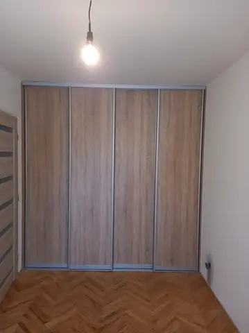 Vestavěná skříň na míru, čtyřdveřová s dveřmi v dekoru dub