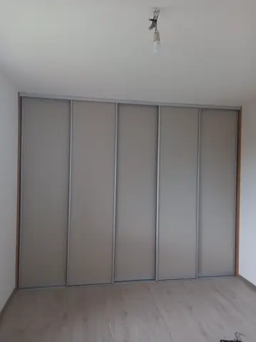 Vestavěná skříň na míru, pět a více dveří se skleněnou výplní, šedá