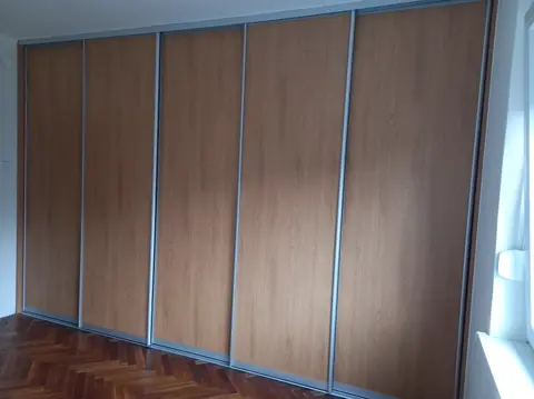 Vestavěná skříň na míru, pět a více dveří s dveřmi v dekoru dub