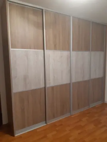 Vestavěná skříň na míru, čtyřdveřová s kombinovanou výplní dveří v dekoru dub