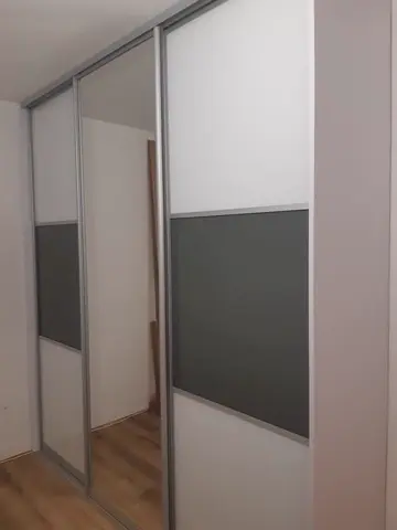 Vestavěná skříň na míru, třídveřová s kombinovanou výplní dveří, bílá