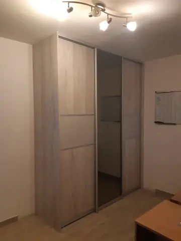 Vestavěná skříň na míru, třídveřová s kombinovanou výplní dveří v dekoru dub