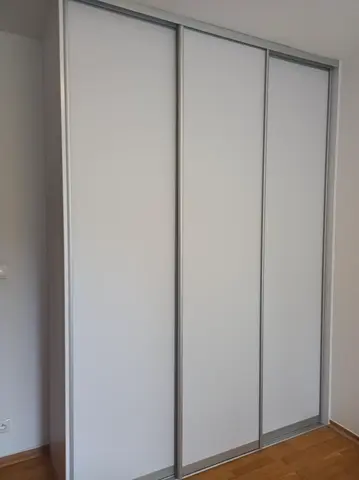 Vestavěná skříň na míru, třídveřová, bílá