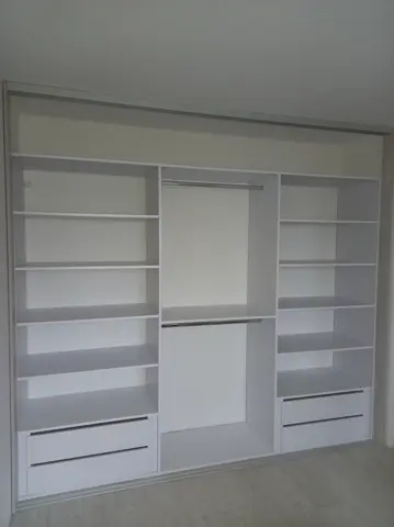 Vestavěná skříň na míru, bílá