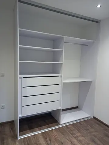 Vestavěná skříň na míru s dveřmi v dekoru dřeva, bílá