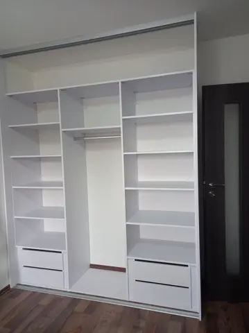 Vestavěná skříň na míru, bílá