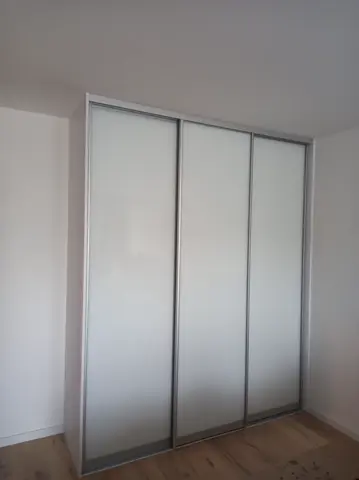 Vestavěná skříň na míru, třídveřová se skleněnou výplní, bílá
