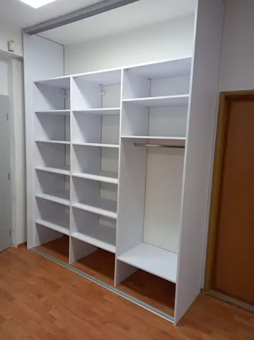 Vestavěná skříň na míru s kombinovanou výplní dveří, bílá