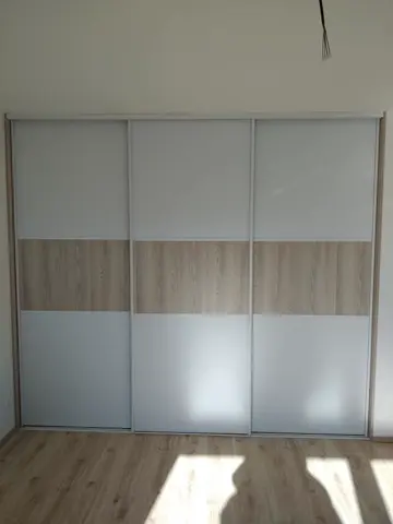 Vestavěná skříň na míru, třídveřová s kombinovanou výplní dveří, bílá