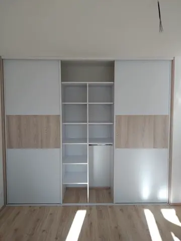 Vestavěná skříň na míru, třídveřová s kombinovanou výplní dveří, bílá