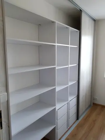 Vestavěná skříň na míru s kombinovanou výplní dveří, bílá