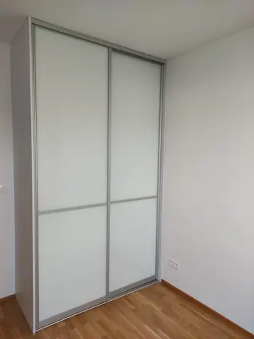 Vestavěná skříň na míru, dvoudveřová se skleněnou výplní, bílá
