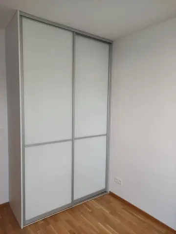 Vestavěná skříň na míru, dvoudveřová se skleněnou výplní, bílá
