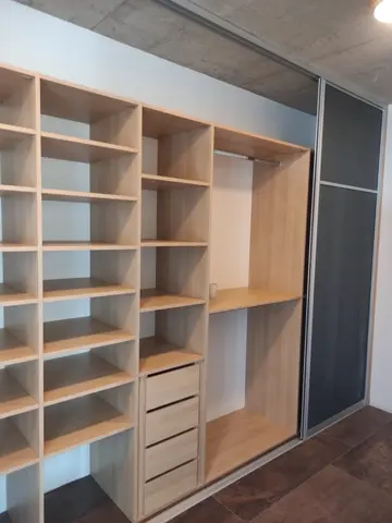 Vestavěná skříň na míru se skleněnou výplní v dekoru dub
