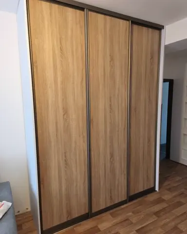 Vestavěná skříň na míru, třídveřová s dveřmi v dekoru dub
