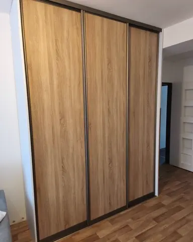 Vestavěná skříň na míru, třídveřová s dveřmi v dekoru dub