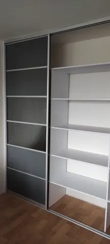 Vestavěná skříň na míru, dvoudveřová se skleněnou výplní, kombinace dekorů