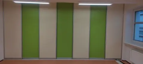Vestavěná skříň na míru, pět a více dveří se skleněnou výplní, kombinace dekorů
