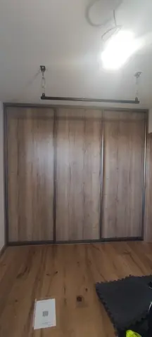 Vestavěná skříň na míru, třídveřová s dveřmi v dekoru dub
