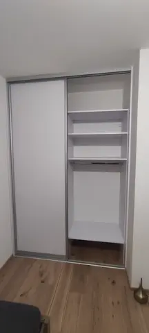 Vestavěná skříň na míru, dvoudveřová, bílá