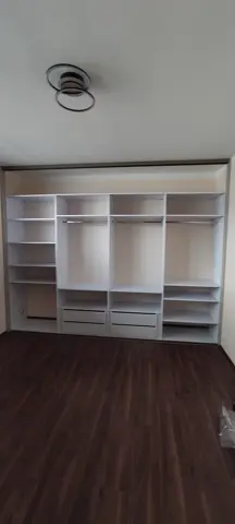 Vestavěná skříň na míru, bílá