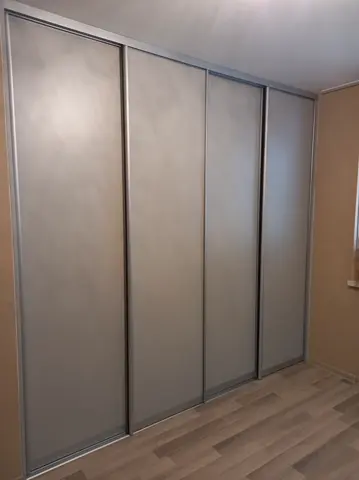Vestavěná skříň na míru, čtyřdveřová se skleněnou výplní, šedá
