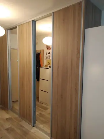 Vestavěná skříň na míru s kombinovanou výplní dveří v dekoru dub