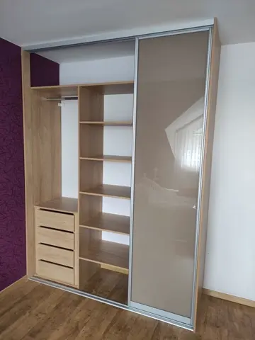 Vestavěná skříň na míru, dvoudveřová se skleněnou výplní, kombinace dekorů