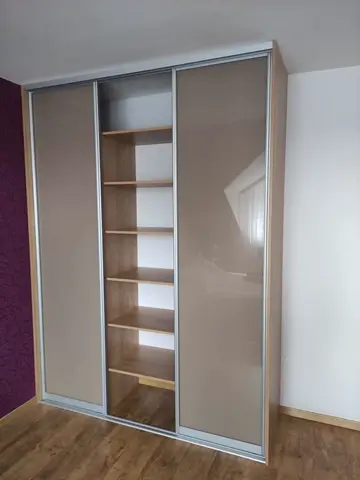 Vestavěná skříň na míru, dvoudveřová se skleněnou výplní, kombinace dekorů