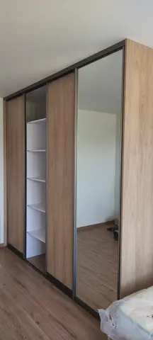 Vestavěná skříň na míru, čtyřdveřová s kombinovanou výplní dveří v dekoru dub