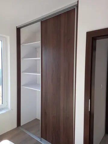 Vestavěná skříň na míru s dveřmi v dekoru ořech