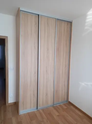 Vestavěná skříň na míru s dveřmi v dekoru ořech