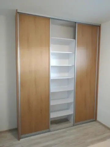 Vestavěná skříň na míru, dvoudveřová s dveřmi v dekoru buk