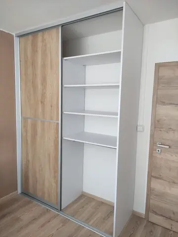 Vestavěná skříň na míru v dekoru buk