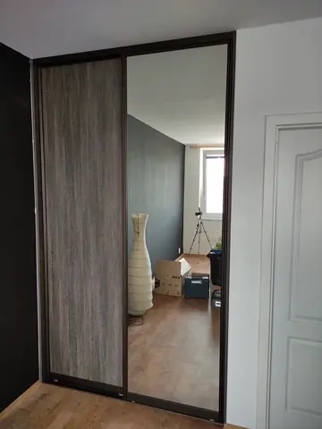 Vestavěná skříň na míru, dvoudveřová s kombinovanou výplní dveří v tmavém dekoru wenge