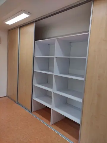 Vestavěná skříň na míru s dveřmi v dekoru buk