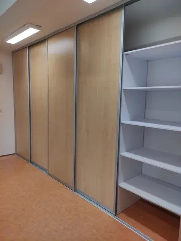 Vestavěná skříň na míru, čtyřdveřová s dveřmi v dekoru buk