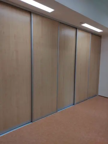 Vestavěná skříň na míru s dveřmi v dekoru buk