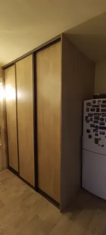 Vestavěná skříň na míru, třídveřová s dveřmi v dekoru buk