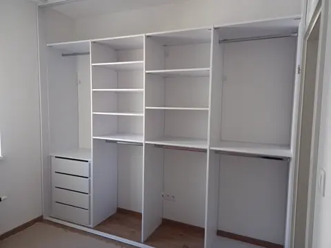 Vestavěná skříň na míru, bílá